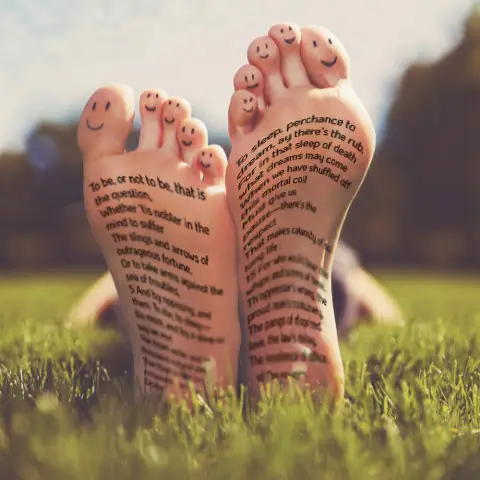 illustration de lecture des pieds comme on lirait un livre